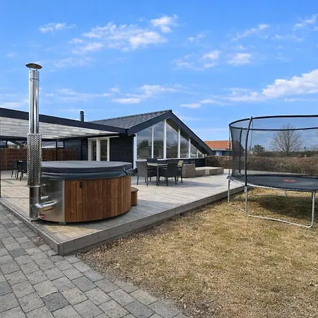 Fjordside With Hot Tub & Sauna 펜션 Jægerspris