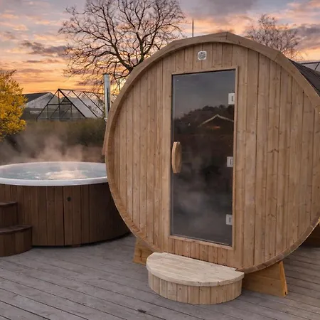 Fjordside With Hot Tub & Sauna 펜션 *